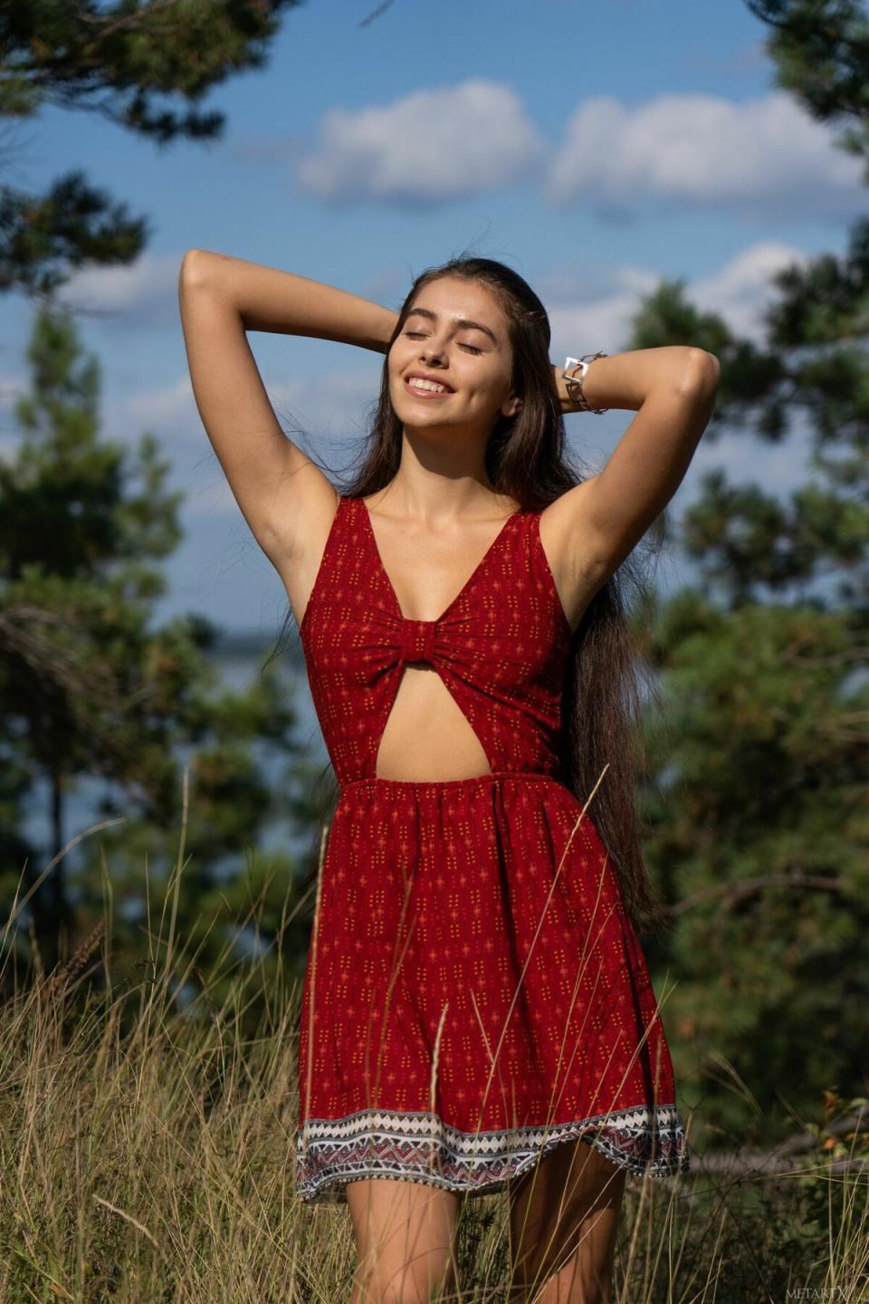 Alissa的夏日诱惑：阳光、红裙和少女的肌肤 Alissa's Summer