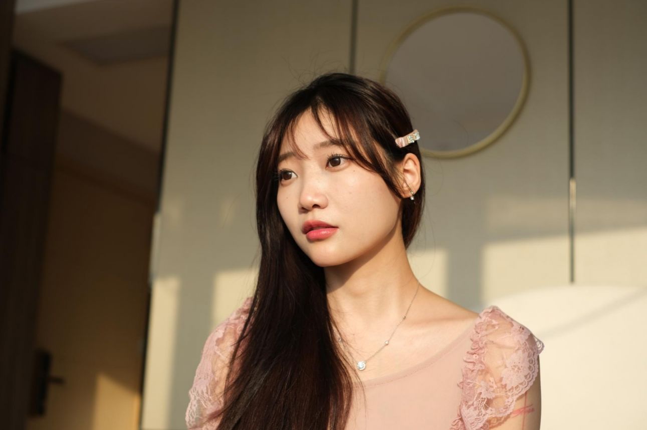 阳光私语：粉衣女孩的午后遐想 Sunshine Whispers： The af