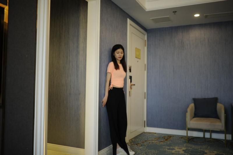 酒店走廊的清纯尤物：一场暧昧的邂逅 Pure beauty in the hot