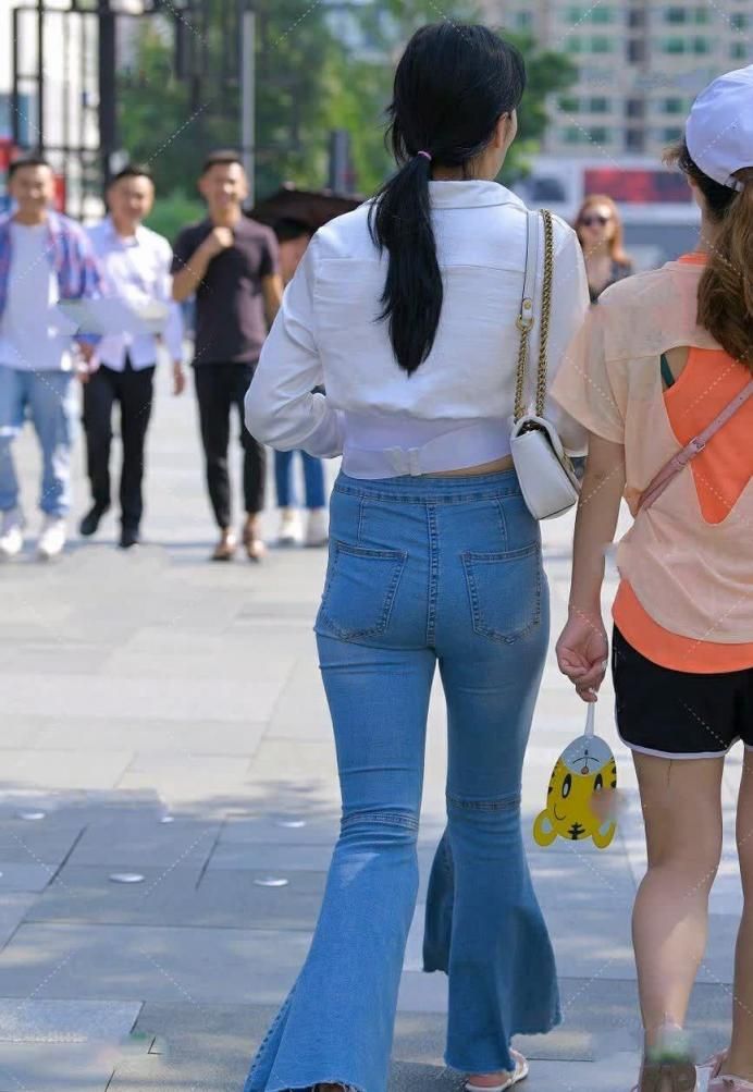 都市街头牛仔裤美女，紧身衣裤勾勒曼妙身姿，性感热辣撩人心弦 Beautiful