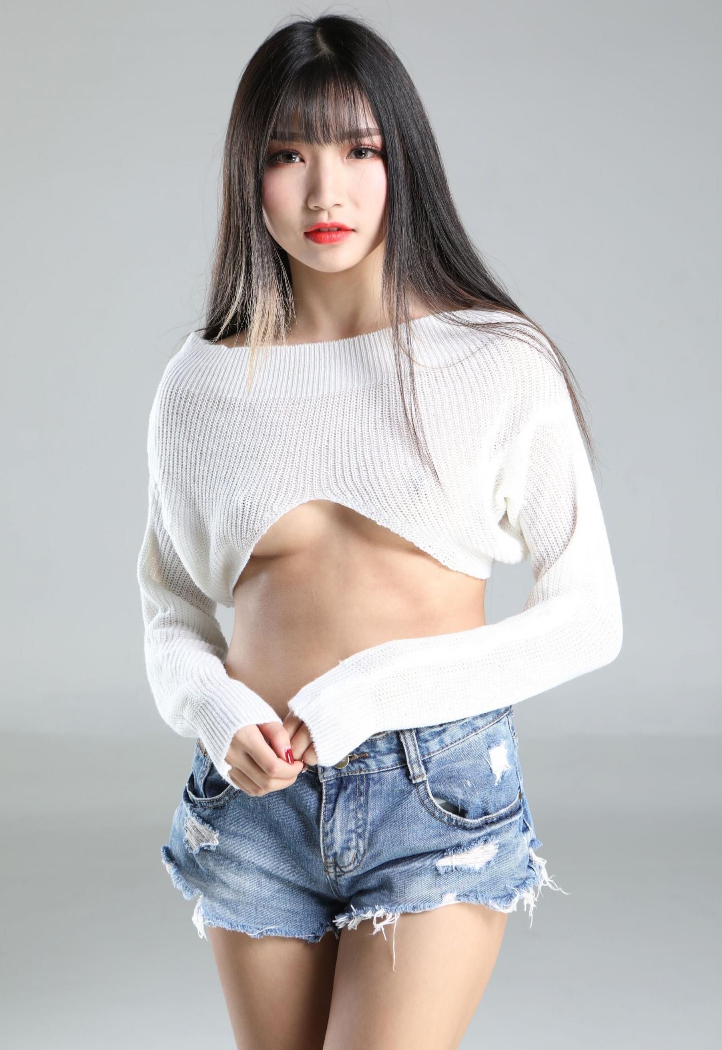 少女的秘密花园：白衫牛仔短裤下的曼妙曲线，令人心动 Girl's Secret