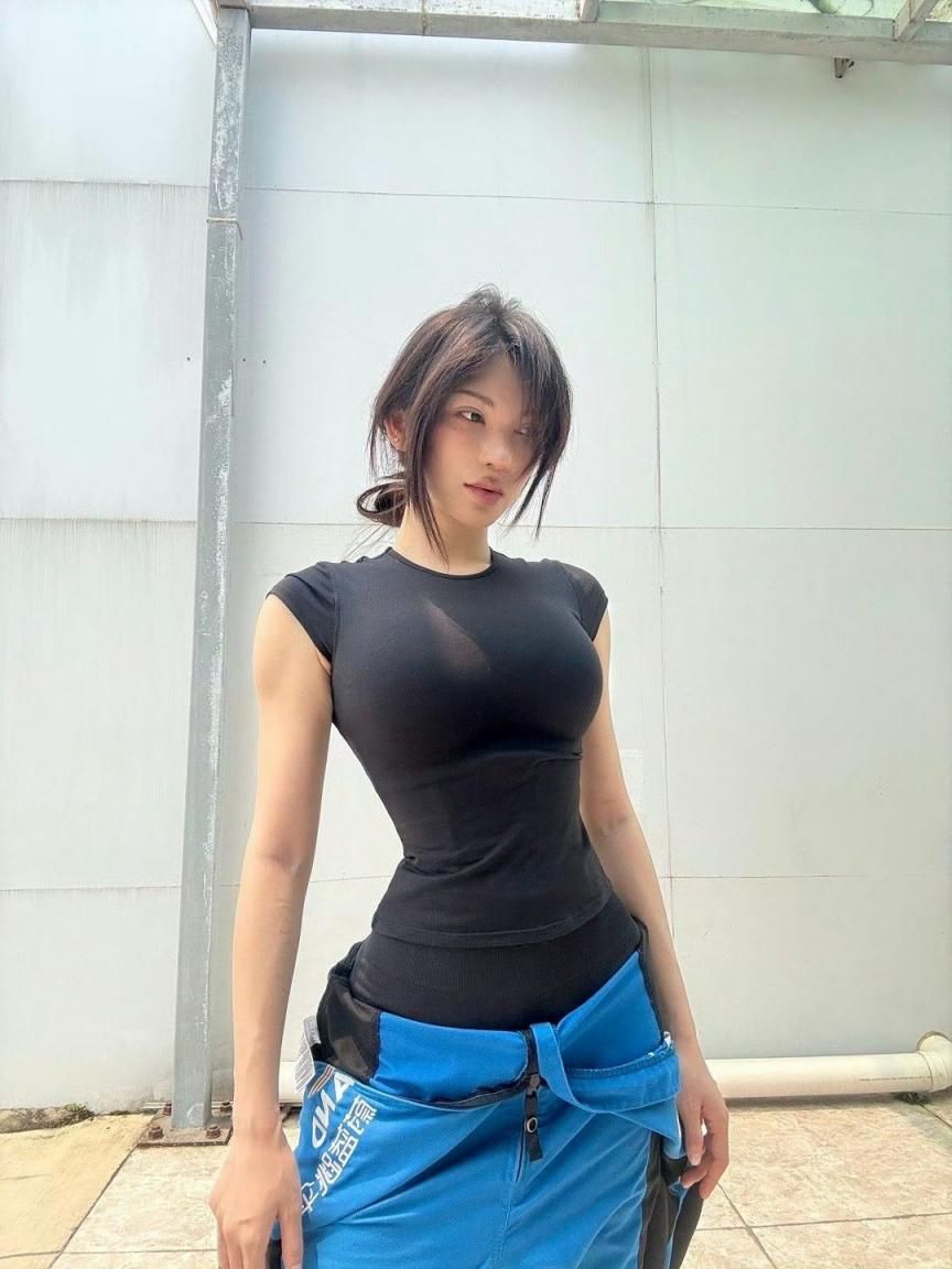 夏蓝的诱惑：紧身衣下的曼妙曲线，引爆你的感官体验！ Xia Lan's temp