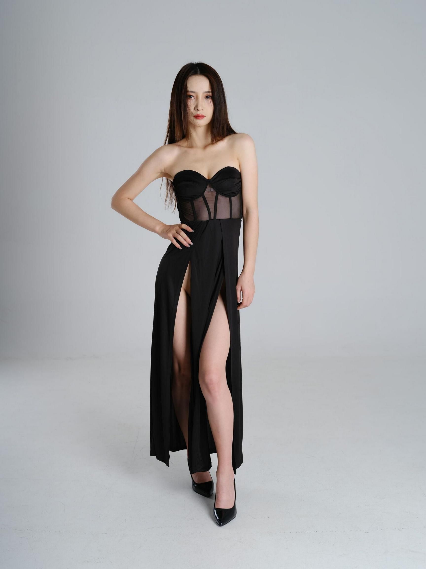 极品身材写真：黑色高开叉长裙的魅惑 The best body photo： T