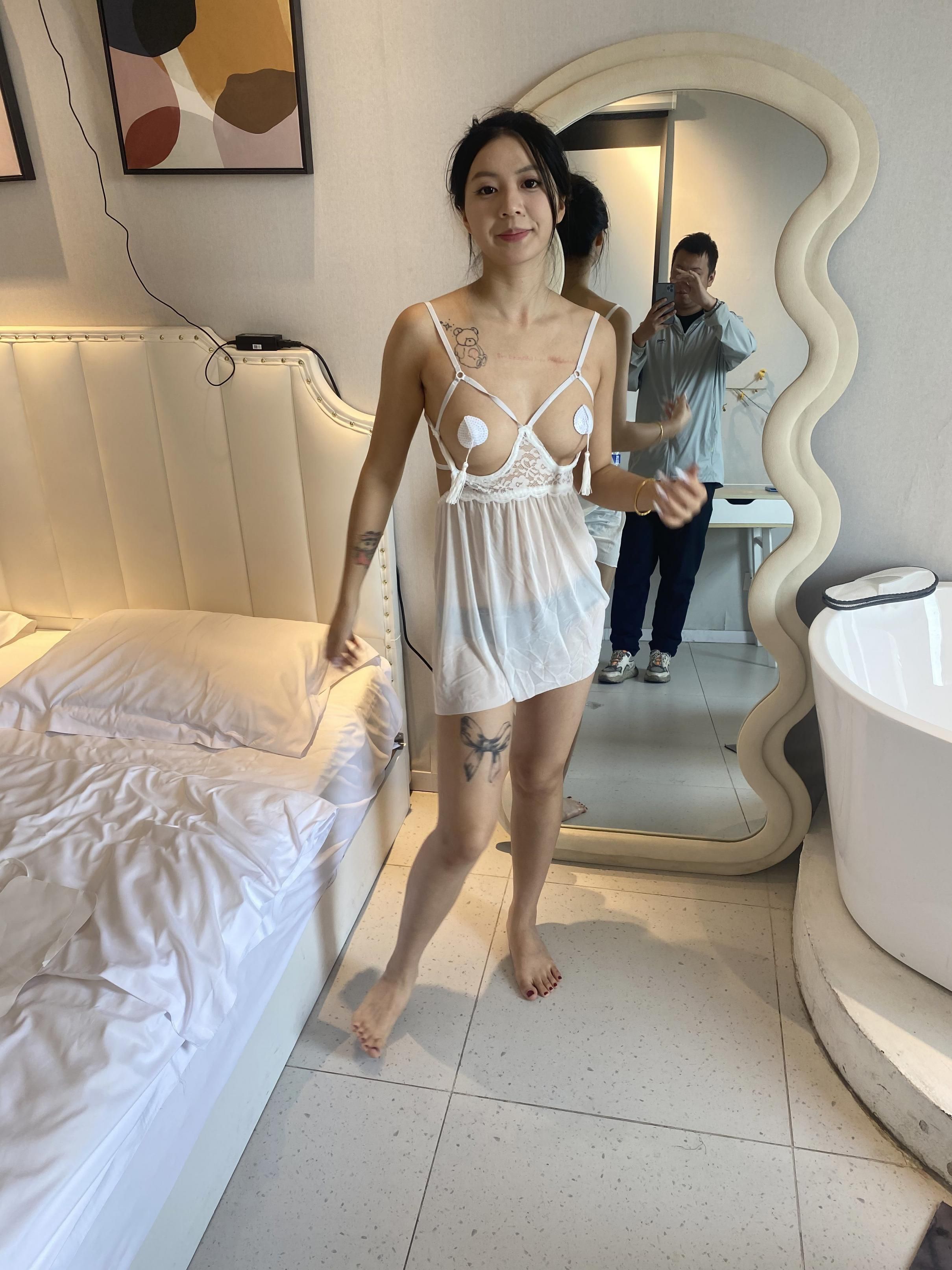 良家妹子这情趣内衣可是相当的骚 The sexy underwear of a