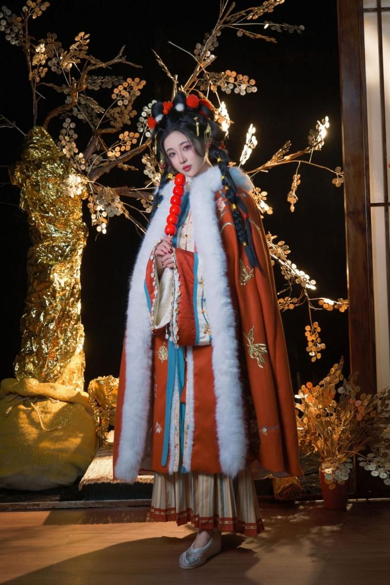 绝色佳人：狐裘裹身，糖葫芦轻咬，倾国倾城 A beautiful lady： w