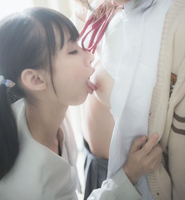 少女间的秘密：制服诱惑下的禁忌之恋 The Secret between Gir