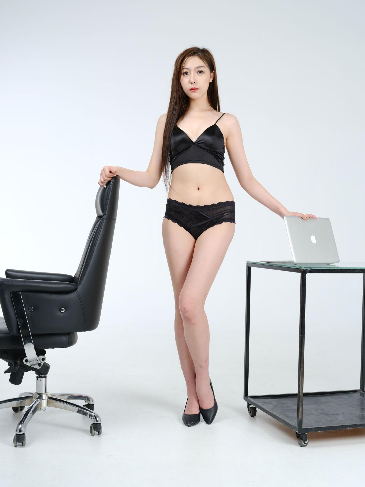 极品少妇黑色内衣诱惑写真，职场丽人私密写真集，丝滑肌肤，曼妙身姿，火辣身材，性感