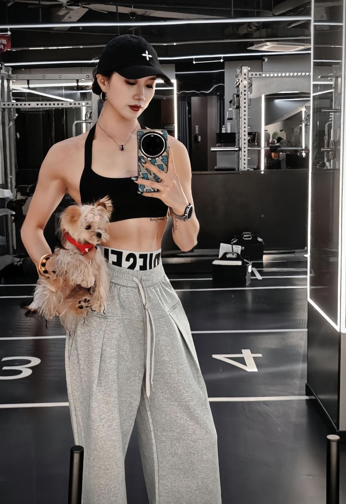 健身房的尤物：紧致肌肉与魅惑眼神的完美结合，身材火辣的美女教练，展现令人心跳加速