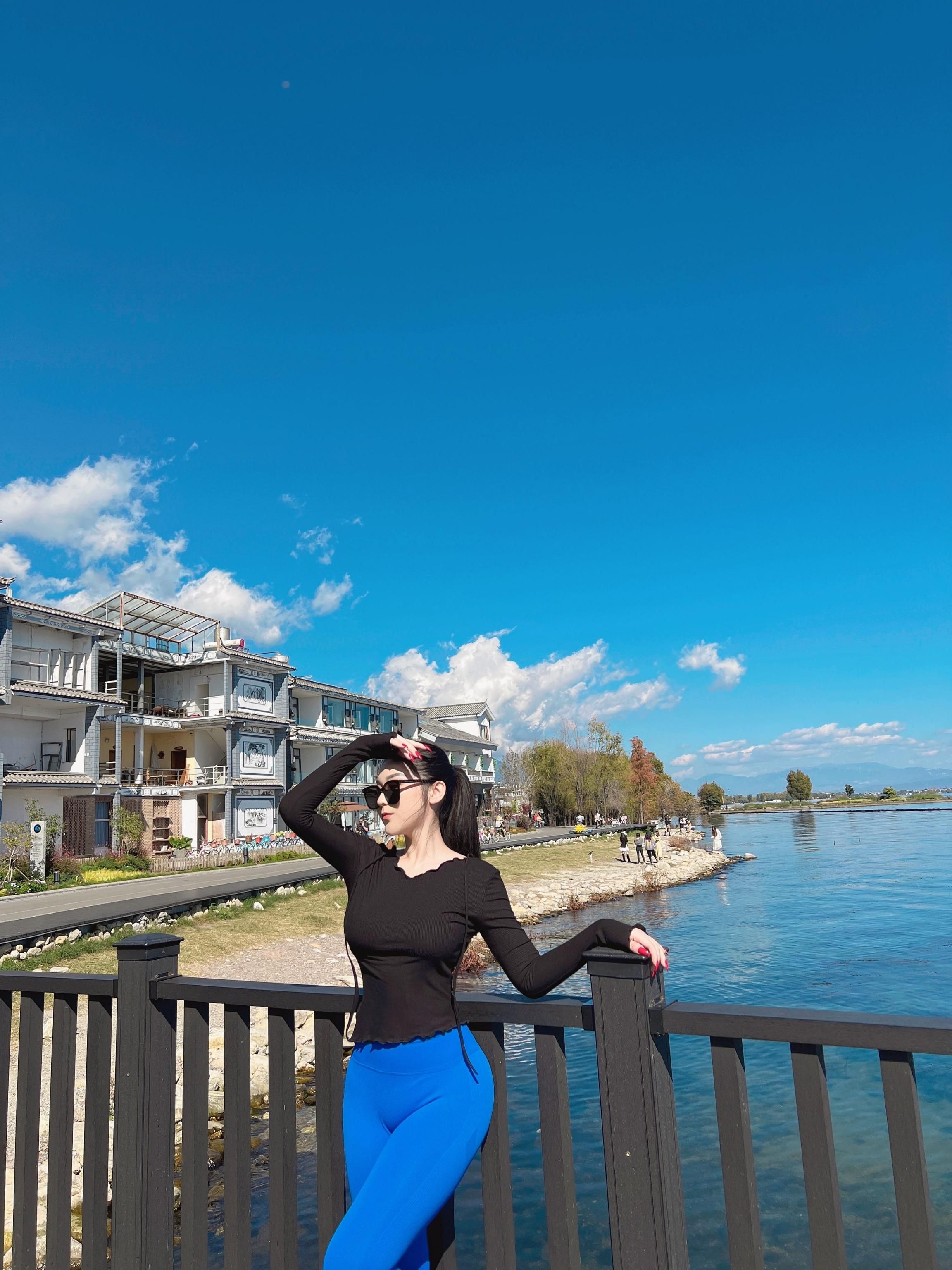 小王同学湖边写真：紧身衣包裹下的极致诱惑，古镇风情与火辣身材的完美碰撞 Xiao