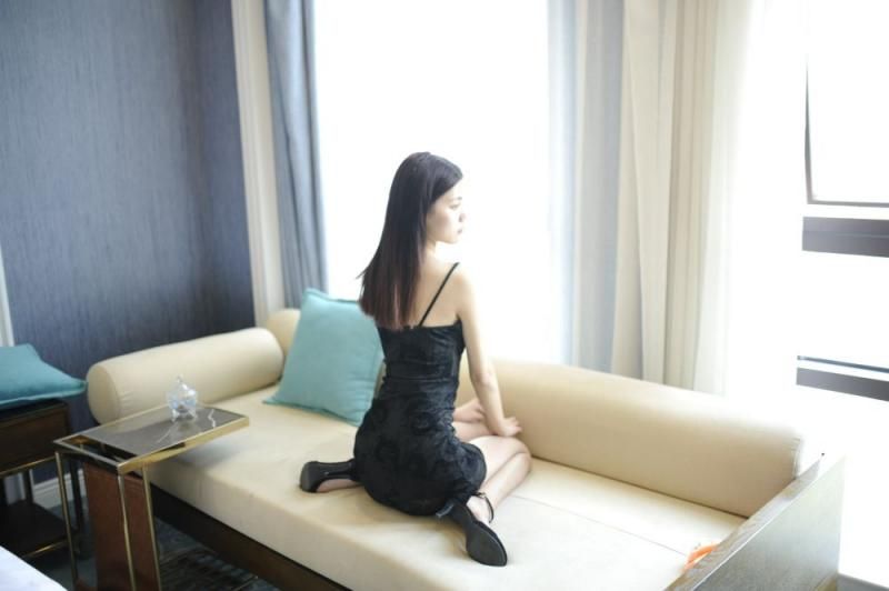 沙发上趴着等待被后入的绝色良家妹子 A beautiful girl lyin