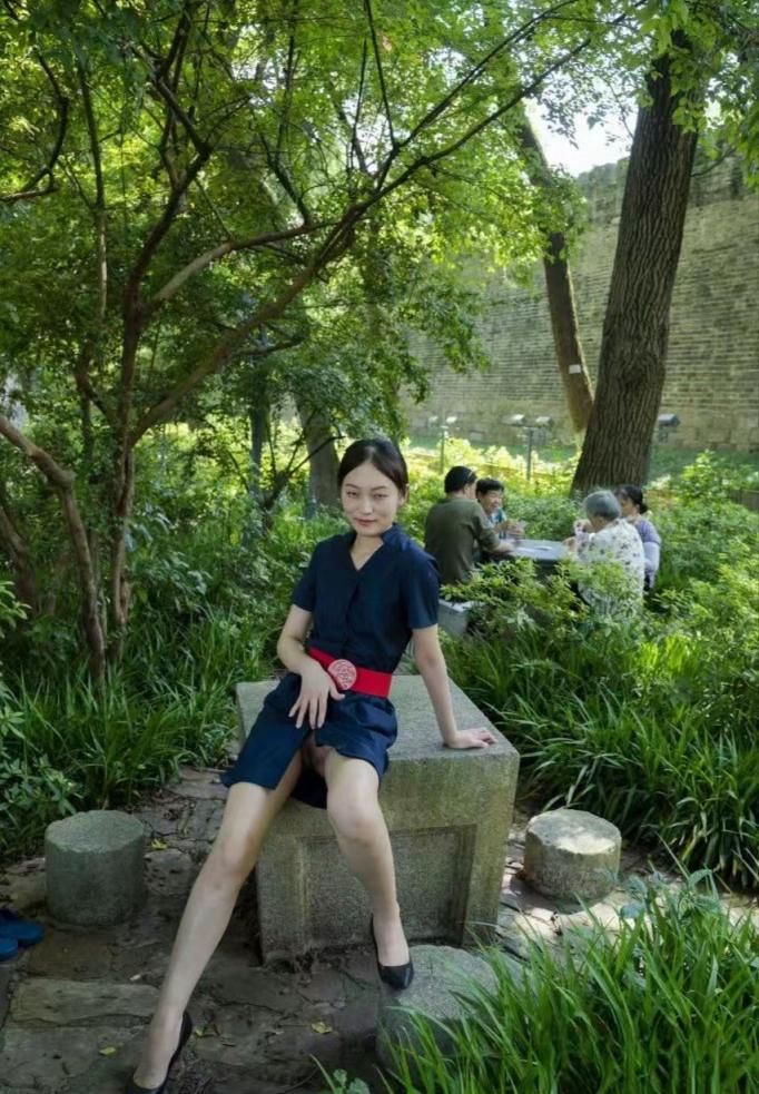 公园露出：奶子小但胆子大 The park reveals： small bre