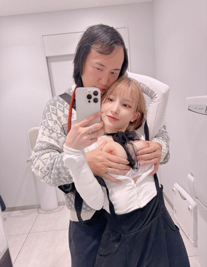 日本洗手间偷欢：模特小丁与神秘男士的激情瞬间，酥胸半露，令人脸红心跳的私密写真