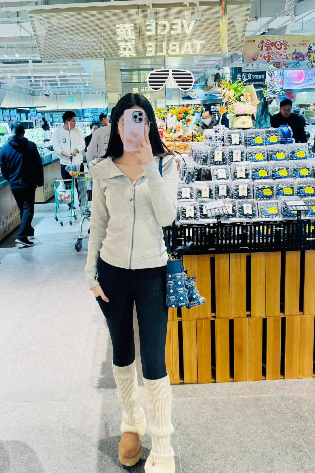 超市里的性感尤物：MCM包包与蓝莓的诱惑 Sexy stunners in su