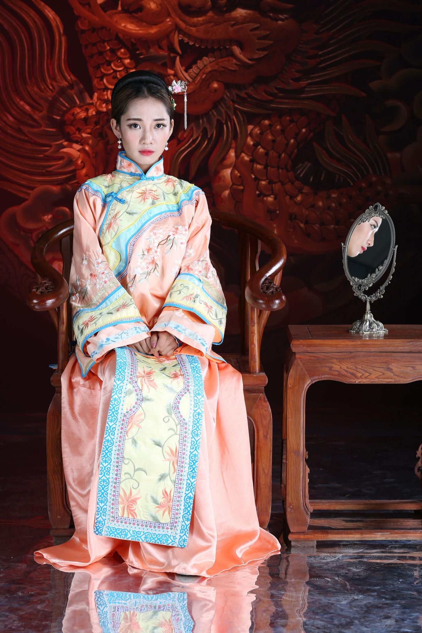 明朝仕女图：轻纱薄衣下的诱惑 Picture of ladies in the