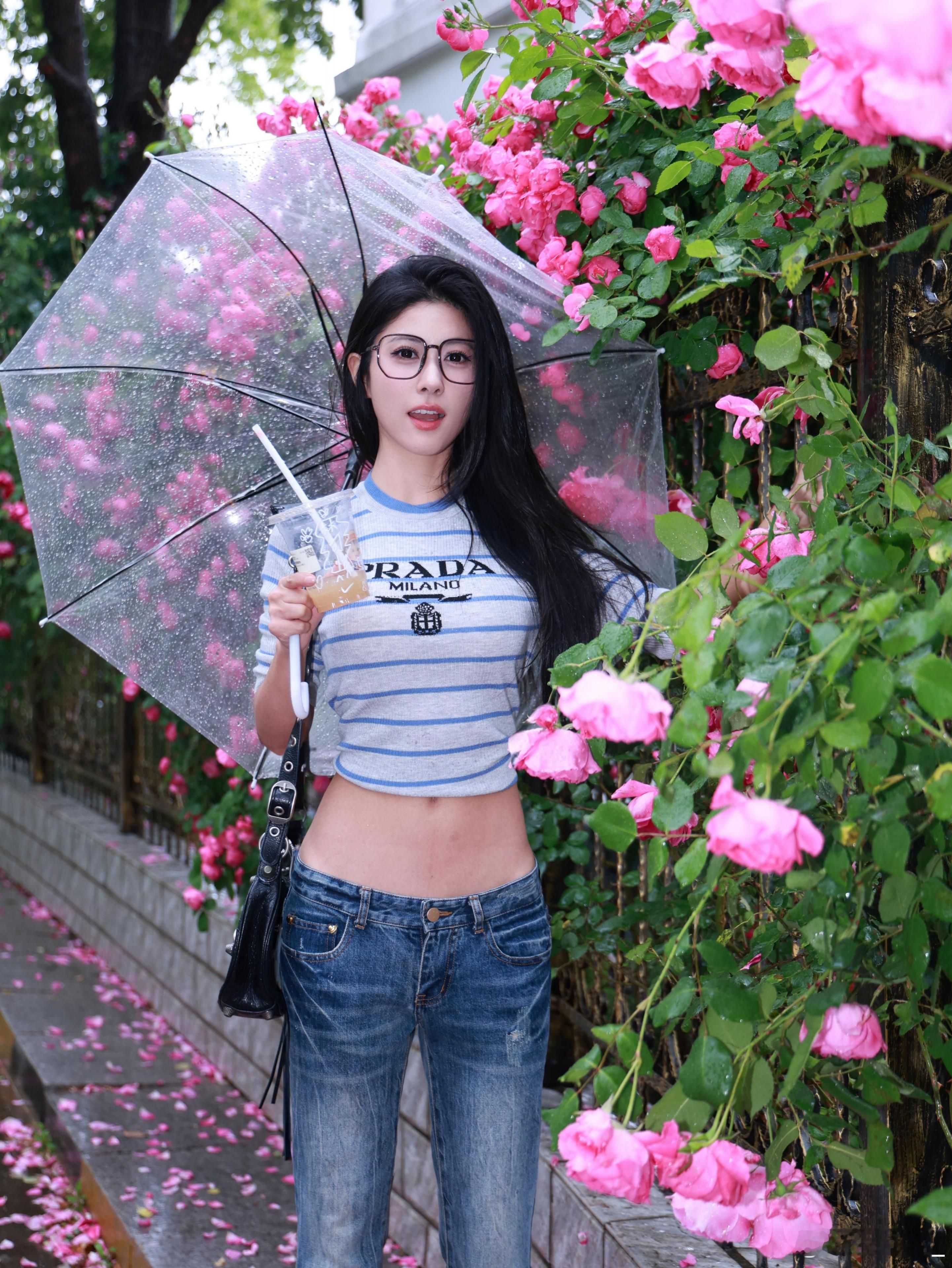 小腰精：雨中玫瑰的诱惑&mdash;&mdash;上海女孩的湿身诱惑，细雨中展现曼妙曲线，粉嫩玫瑰衬托极