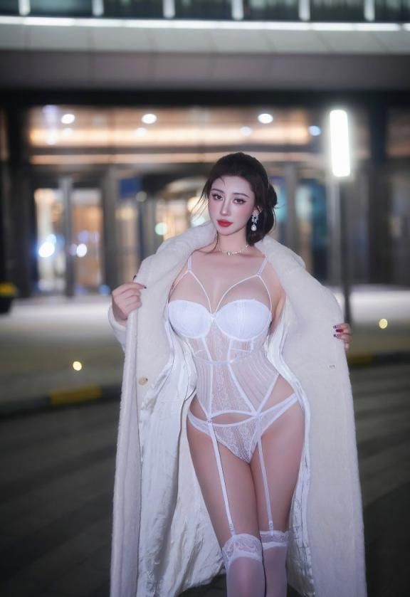 美女的倒吉他型身材 Beautiful guitar figure