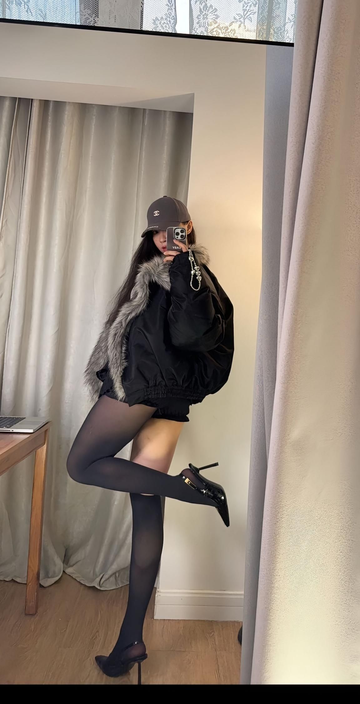 健身房长腿美女自拍，黑色紧身衣包裹下的性感曲线，高跟鞋下的修长美腿，引人遐想！