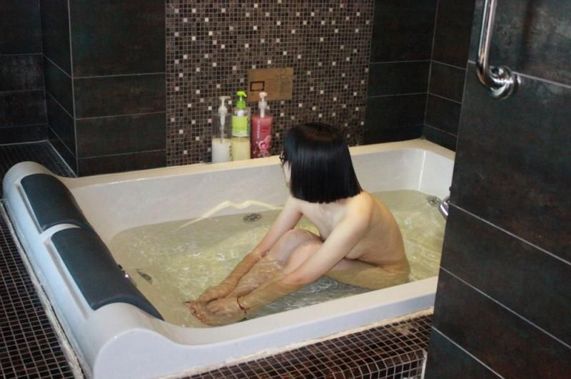 水雾氤氲中的诱惑：少女的肌肤与温水的缠绵 The temptation in t