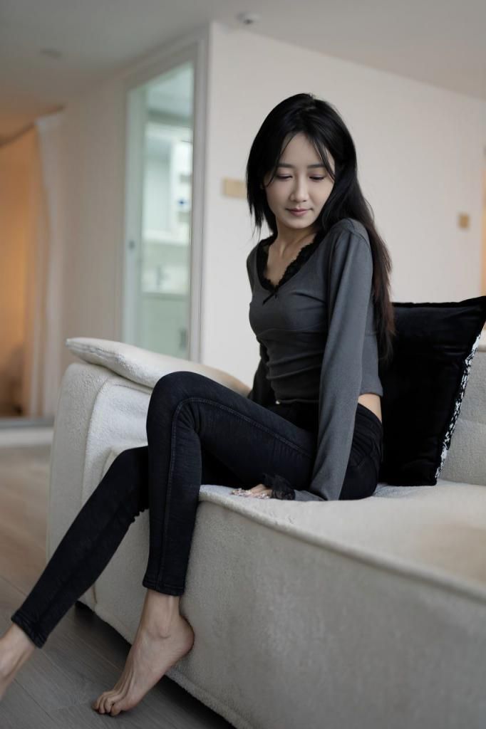 对着骨感的模特，色影师只好把焦点放在毛穴上 Facing the skinny