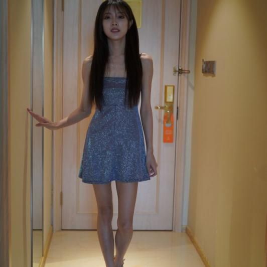 酒店走廊，银色吊带裙少女的诱惑：一场迷人的邂逅 Hotel corridor,