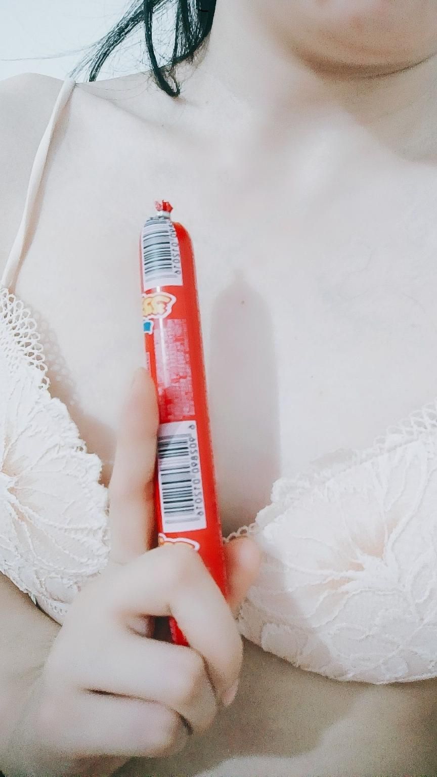 柔细白嫩的小护士拿着黄瓜自拍 A tender and tender nurse