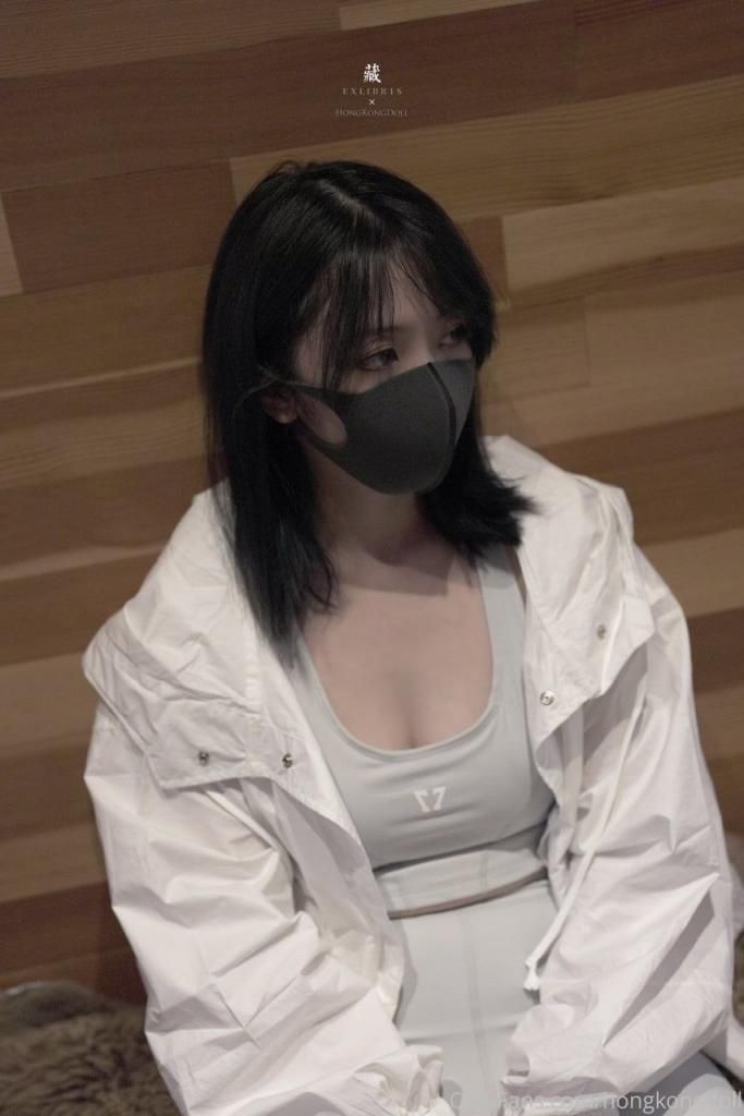 香港玩偶姐姐写真：口罩遮不住的性感尤物，浅灰运动背心下的诱惑 Photo of