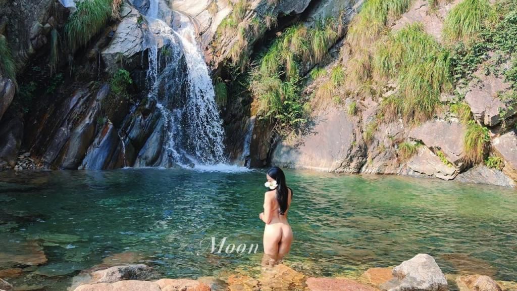 Moon在瀑布下的私密写真：天然的SPA，令人脸红心跳的诱惑 Moon's pr
