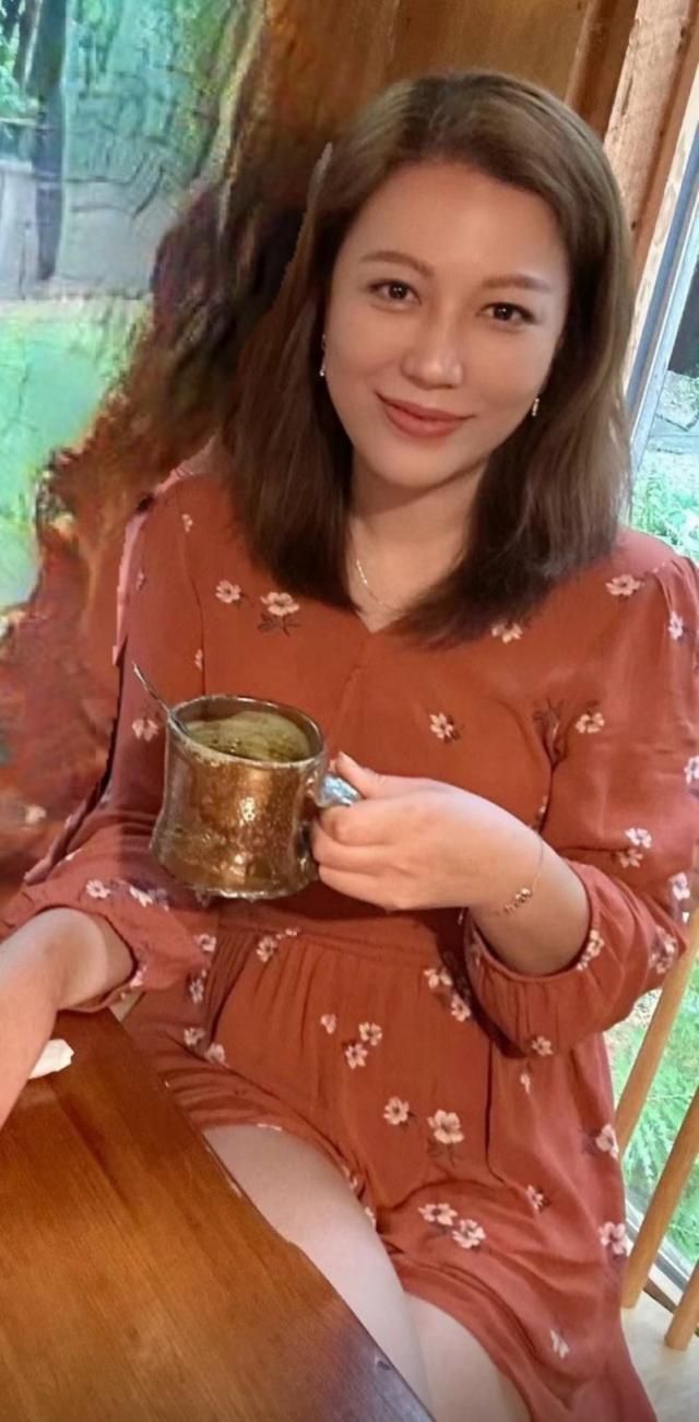 网友的风骚老婆，已三通，性欲强需要经常找野男人草她 Netizen's coqu