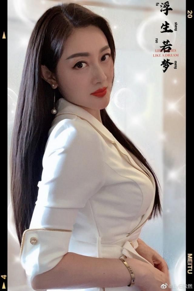 EvE依然：上海滩最诱人的尤物，雪白西装下的曼妙曲线，性感尤物写真 EvE st