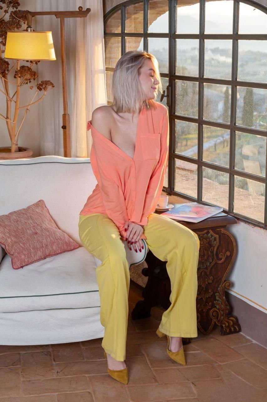 美丽的金发女郎Lana Lane&ldquo;橙色和柠檬&rdquo;中穿着高跟鞋分享大胸部 Beau