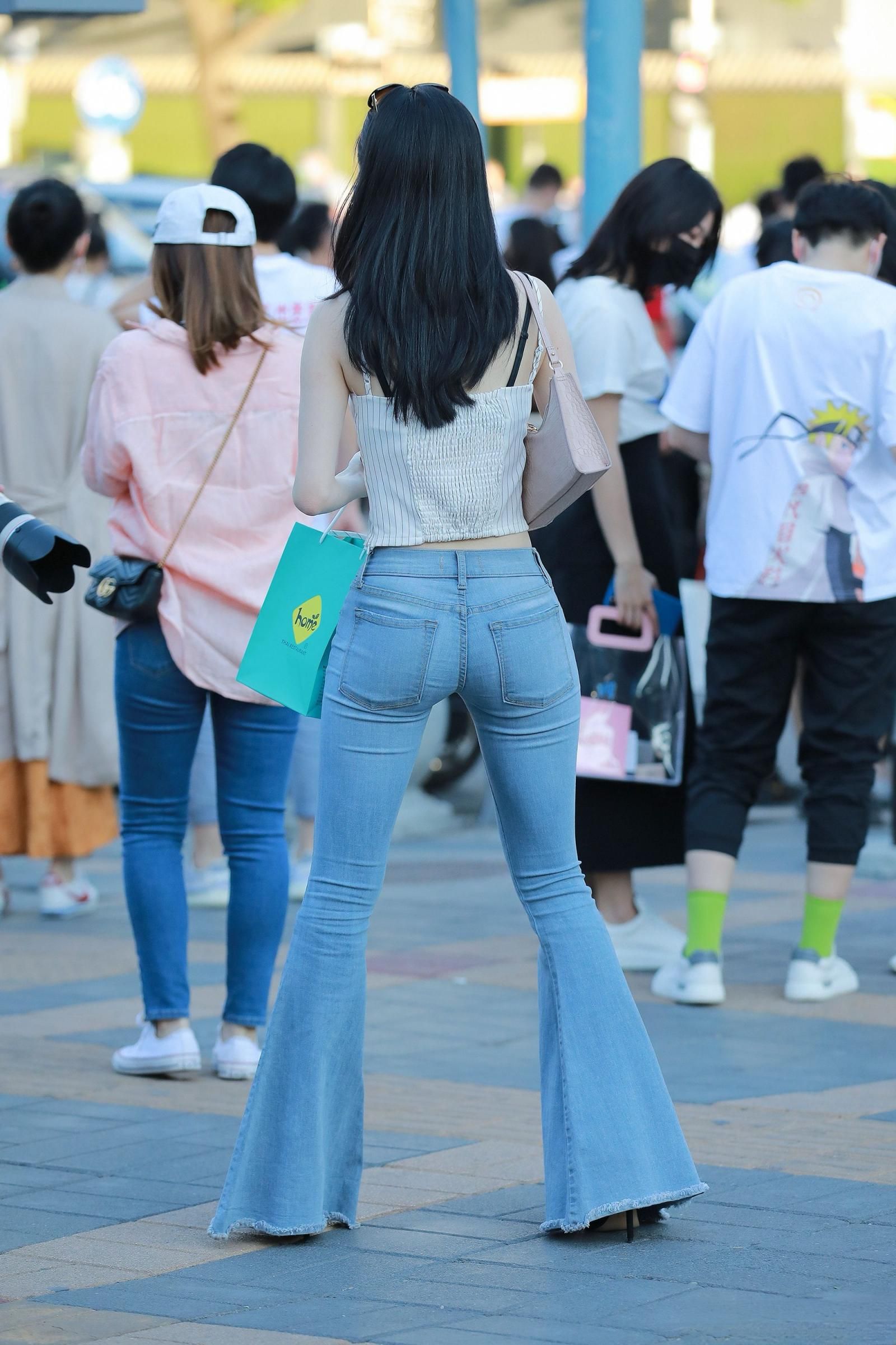 街上那些翘臀牛仔裤少妇 Young women with jeans on t