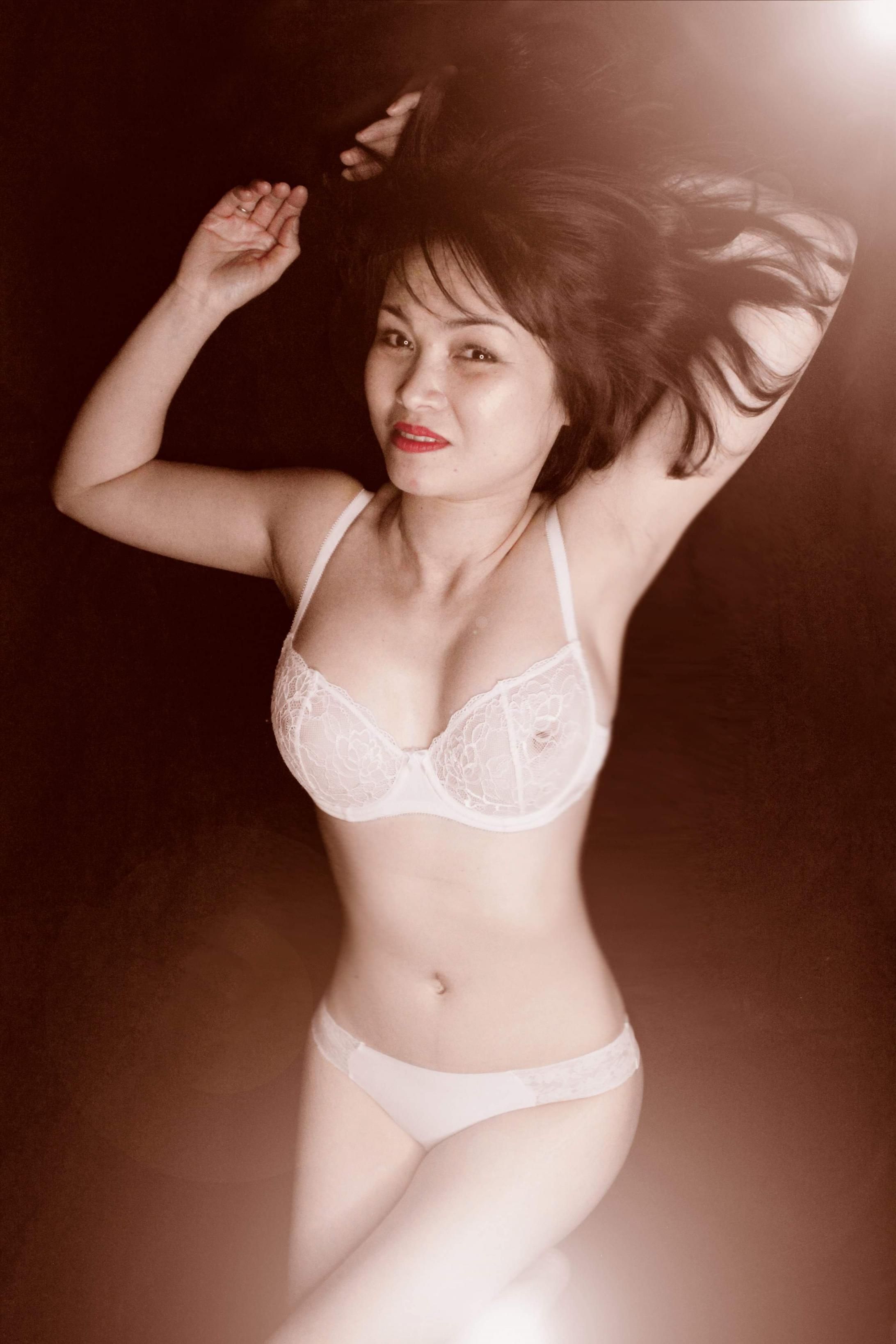 午夜私语：她，在黑暗中绽放的诱惑 Midnight whisper： She,