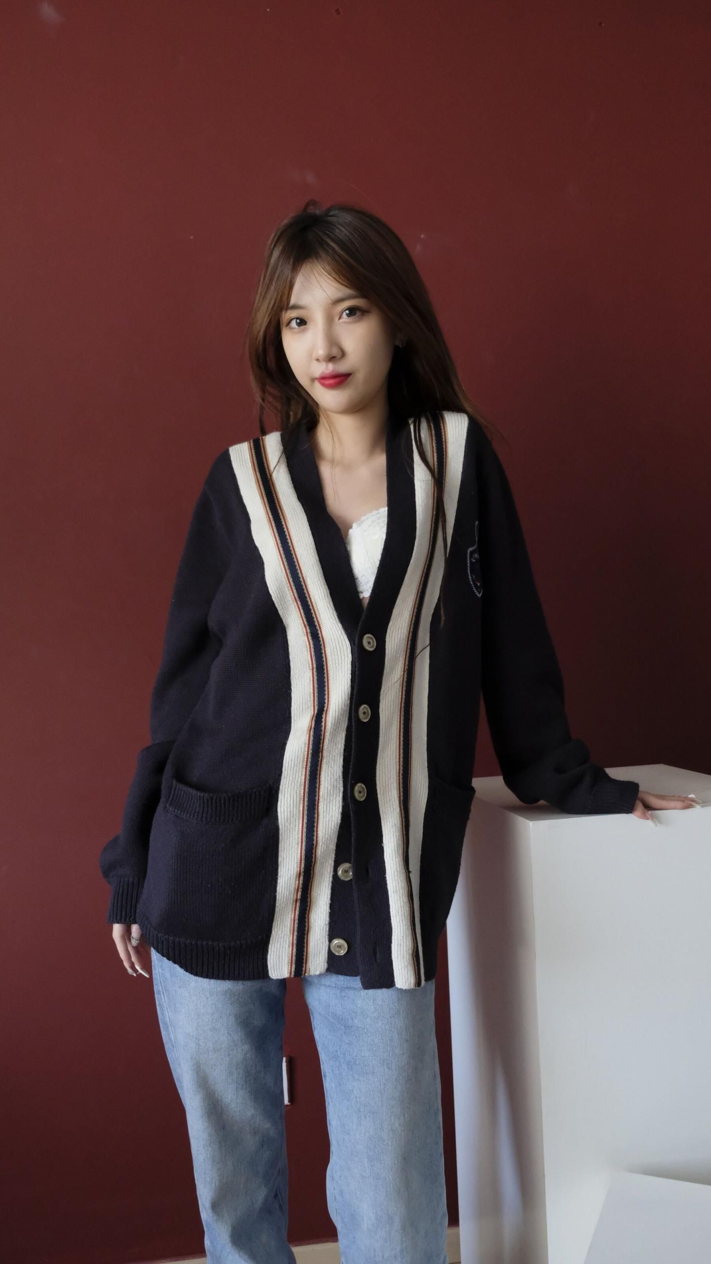 这妹子好纯白色蕾丝内衣更增添清纯 This girl is so pure w