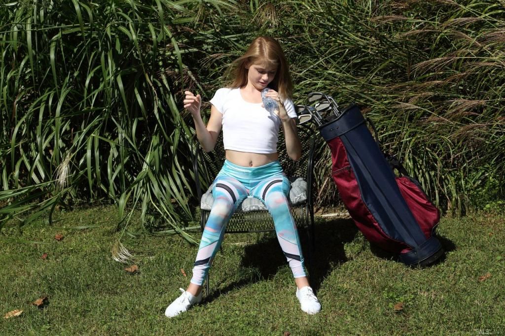 露出剃光的阴户，并将高尔夫球杆插入其中 Expose your shaved