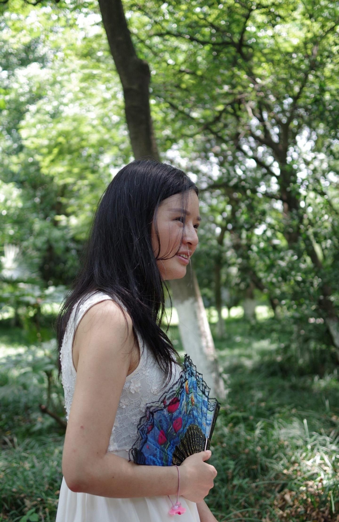 白裙小少妇气质还不错 The young woman in white dre