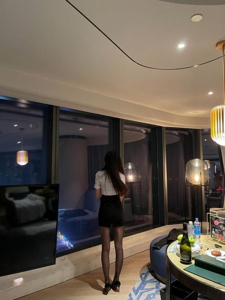 对着北京太古里，骚母狗从夜晚操到白天 Facing Taikoo Li, Bei