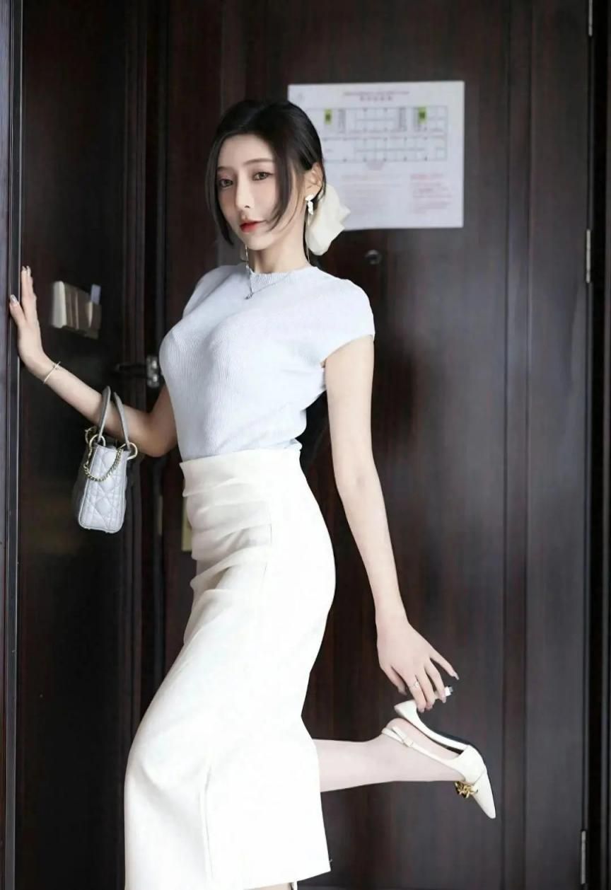 包臀裙美少妇凹凸身材［33P］ Beautiful young woman w