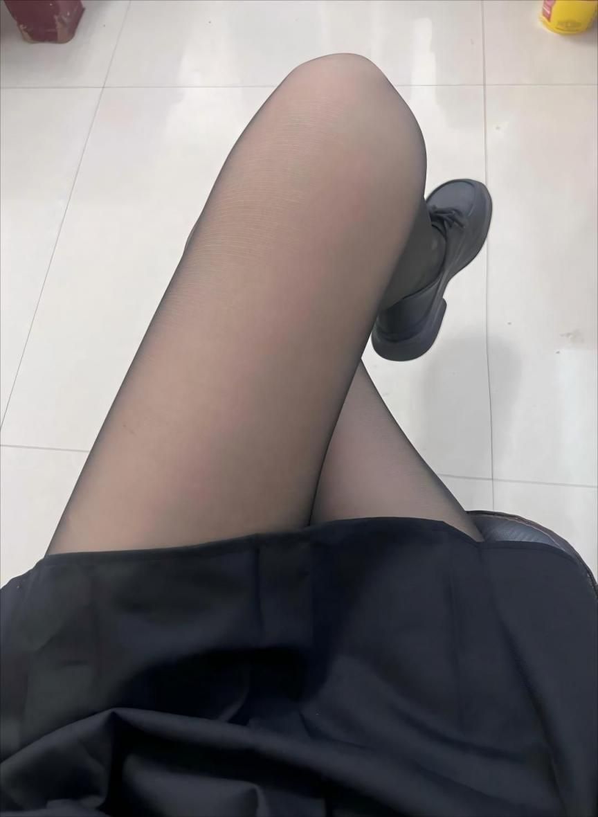 骚情人掰开骚逼给情夫看 The slutty lover opened his