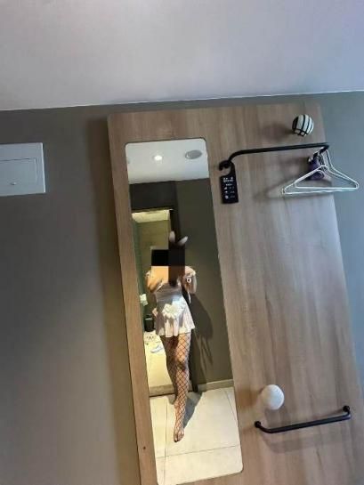 小骚母狗在酒店里玩情趣 Little bitch having fun in t