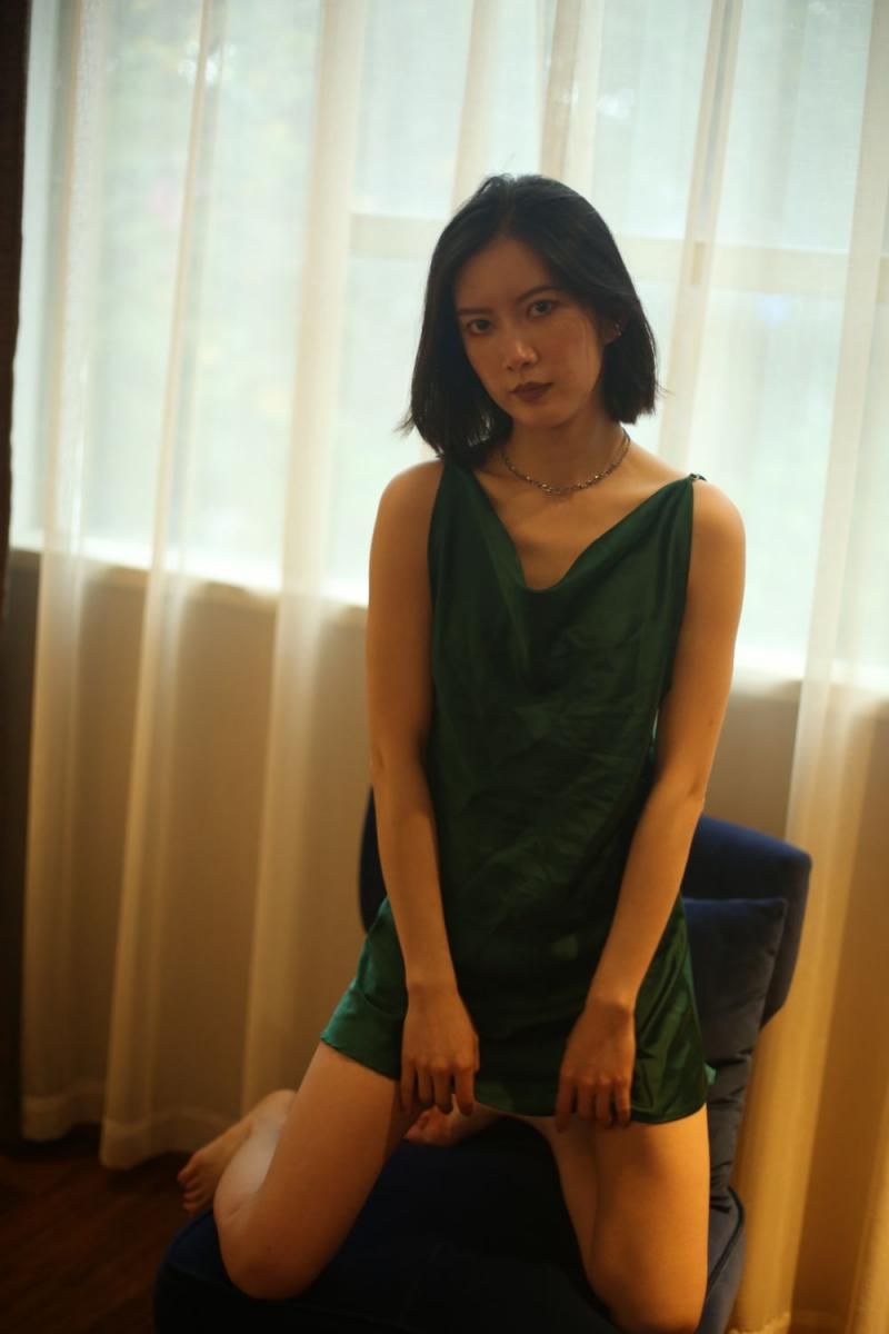 气质不错的蓝裙少妇 A young woman with a good tem