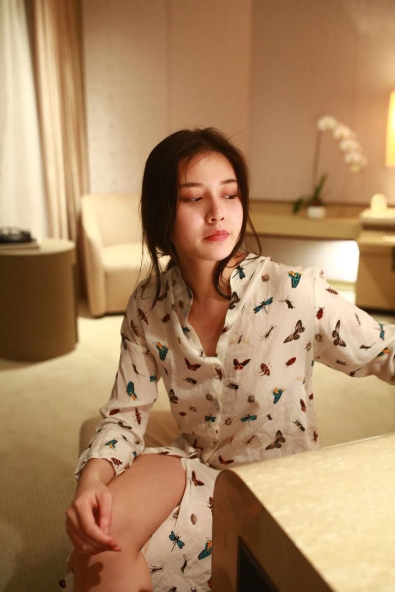 睡衣妹子看上去超纯 The girl in pajamas looks sup