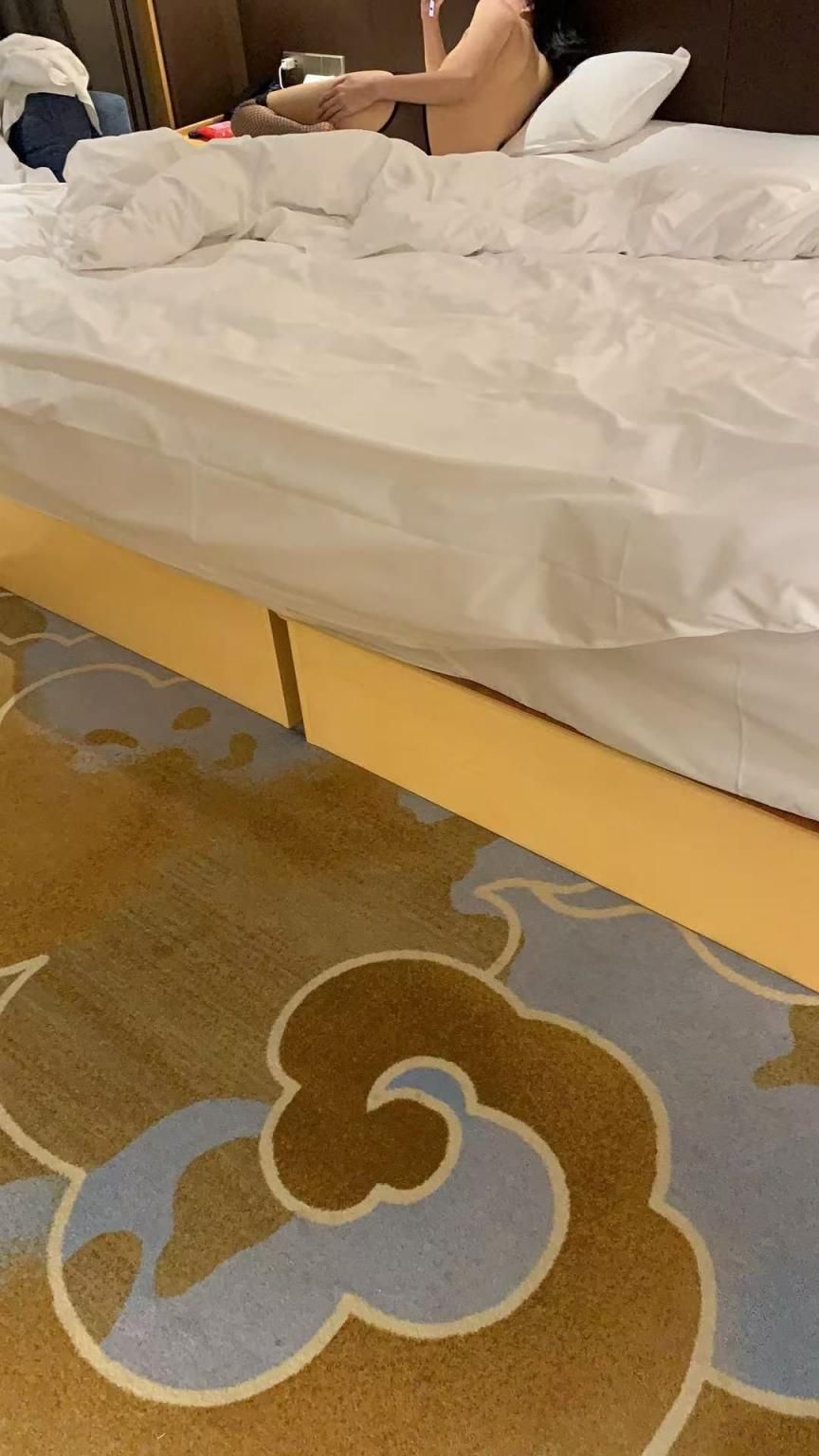 欲求不满的人妻被调教成乖乖的小母狗 The dissatisfied wife