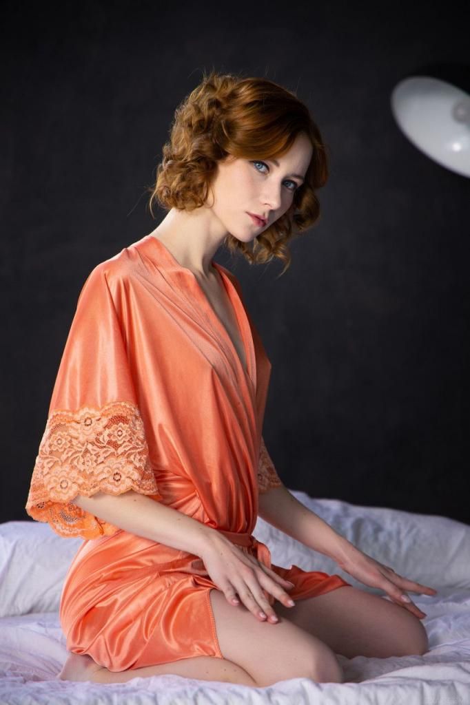 罗娜露出大屁股并用手指抚摸自己的阴部 Lorna shows her big