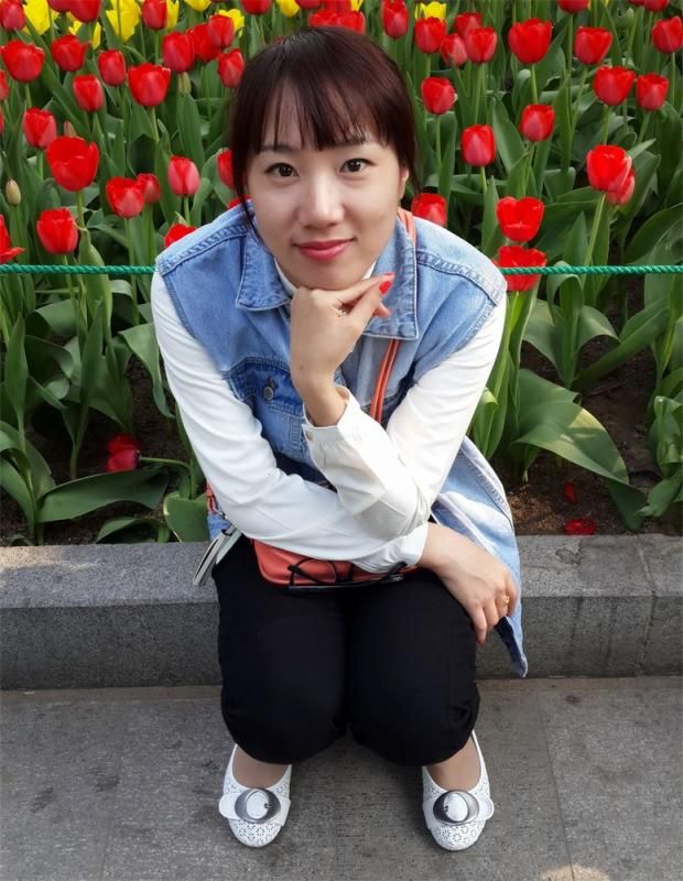 大奶肥臀的少妇，掰开大长腿尽情展示骚逼，露脸反差附生活照[ A young wo