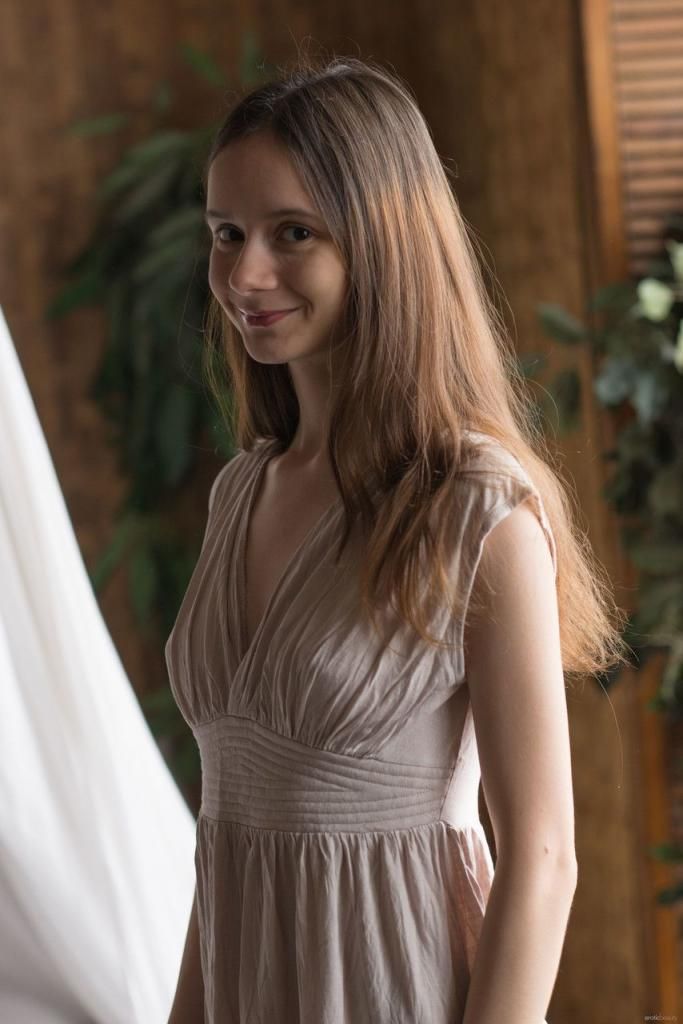 瘦弱的少女宝贝露西 Skinny teen babe Lucy