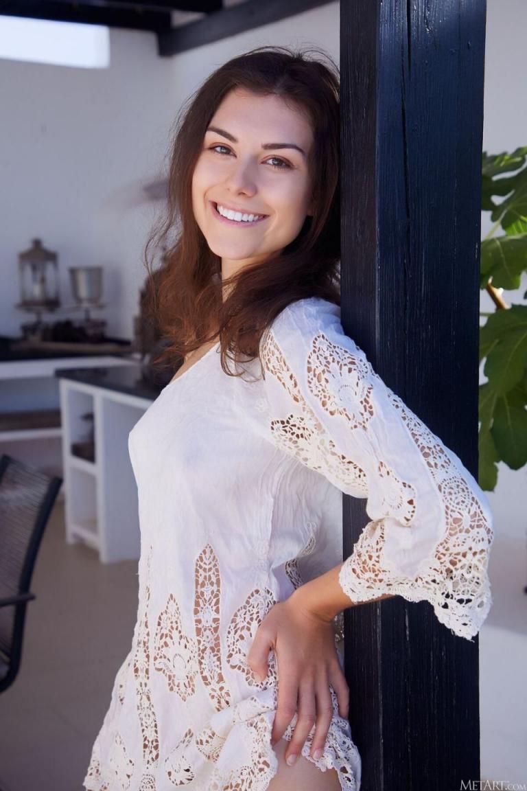 完美的曲线在阳光下闪闪发光 Perfect curves sparkle in