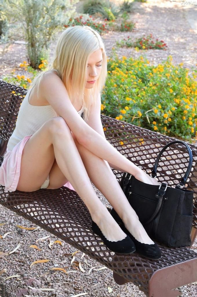 苗条的金发少女乔斯林用玻璃假阳具插入她紧窄的肛门 Slim blonde te