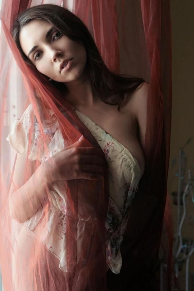 穿着性感裙装，展示多毛阴部 Wearing sexy dress showin