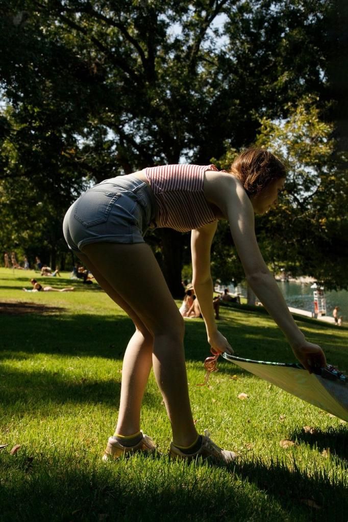 可爱的黑发宝贝 Myra 用假阳具搓揉她纯洁的粉色阴道发生性关系 Cute b