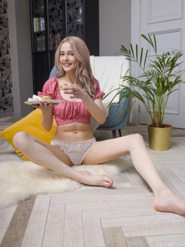 可爱性感的少女对着镜头调情 Cute and sexy girl flirti